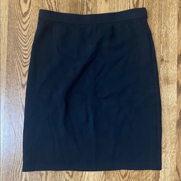 St. John Basics knits black Santana skirt mini skirt size 10 capsule wardrobe - Picture 3 of 9